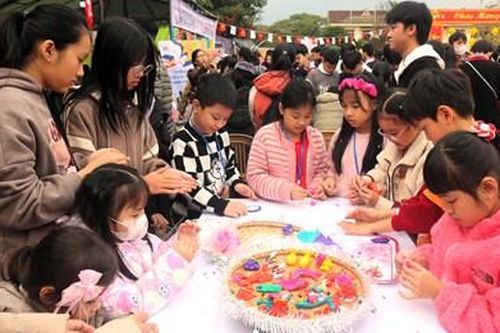Người trẻ hào hứng trải nghiệm Tết cổ truyền Việt Nam - Hàn Quốc