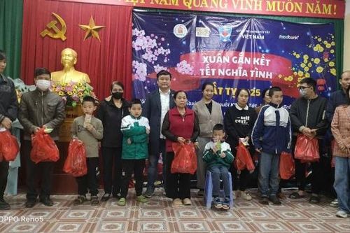 Yên Bái: Trao 200 phần quà và 20 suất học bổng cho trẻ em khuyết tật và học sinh có hoàn cảnh khó khăn