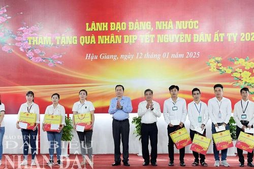 Chủ tịch Quốc hội Trần Thanh Mẫn thăm, tặng quà Tết công nhân tại huyện Châu Thành A, Hậu Giang