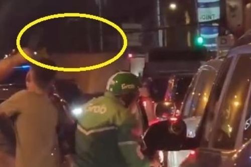 Va chạm nhẹ, tài xế ô tô dùng gậy 3 khúc vụt tới tấp người lái xe ôm