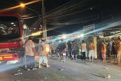 Phi xe máy tốc độ 'xé gió', đâm vào xe chở công nhân tử vong