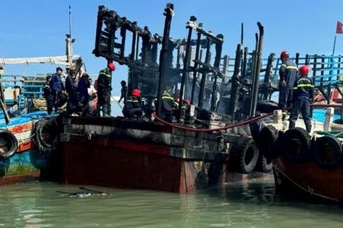 Người đàn ông có hành động thông minh khi phát hiện tàu cá cháy trên sông