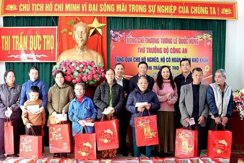 Thứ trưởng Lê Quốc Hùng tặng quà tết cho các hộ nghèo tại Hà Tĩnh