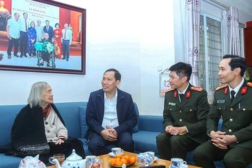 Thứ trưởng Lê Văn Tuyến thăm hỏi, chúc Tết gia đình các đồng chí cố lãnh đạo Bộ Công an