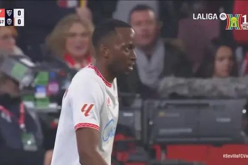 Valencia 'đánh rơi' chiến thắng đáng tiếc