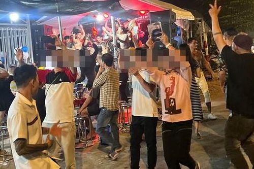 Bắt giữ 6 người đốt pháo hoa, nhảy múa, quay phim, chụp ảnh trên quốc lộ
