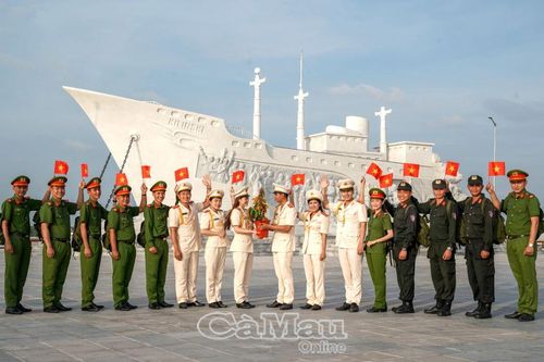 Về địa chỉ đỏ...