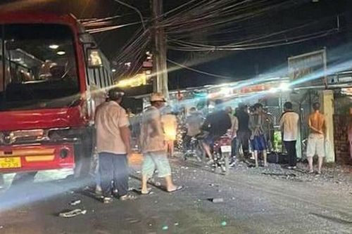 Xe máy tông xe đưa rước công nhân, nam thanh niên tử vong tại chỗ