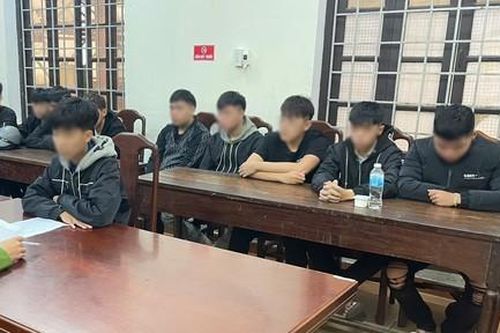 Tạm giữ 10 đối tượng rượt đuổi đánh khiến 1 thiếu niên té lầu chấn thương nặng