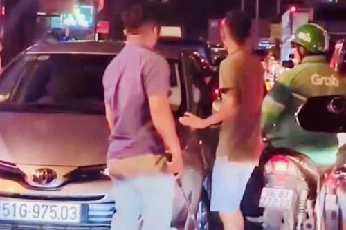 Người đàn ông cầm gậy ba khúc đánh tài xế xe công nghệ giữa đường ở TP.HCM