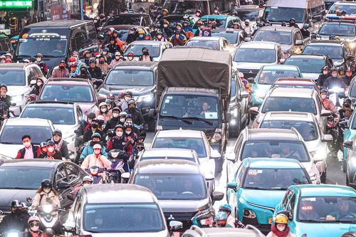 CSGT nêu nguyên nhân đường Hà Nội ùn tắc từ sáng đến tối ngày cuối tuần