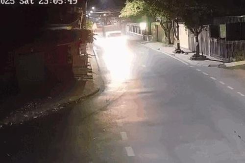 Bất cẩn khi di chuyển qua ngã tư, xe máy lao thẳng vào xe tải khiến 1 tử vong