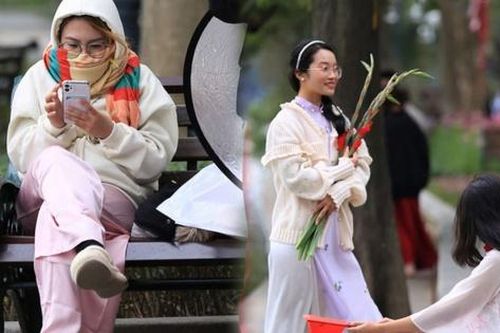 Trời rét đậm 10 độ C, nhiều 'nàng thơ' vẫn thướt tha áo dài chụp ảnh Tết trên phố đi bộ Hồ Gươm