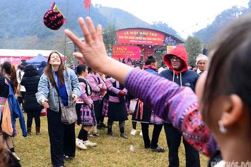 Du khách nước ngoài thích thú ném pao cùng người Mông tại lễ hội Gầu Tào