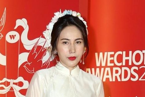 Lần nào đi thảm đỏ cũng gây ồn ào, ca sĩ Thủy Tiên lại gây thắc mắc ở sự kiện mới