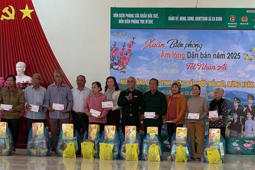 Đồn Biên phòng Cửa khẩu Đắk Ruê tổ chức gói hơn 1.000 bánh chưng tặng người nghèo