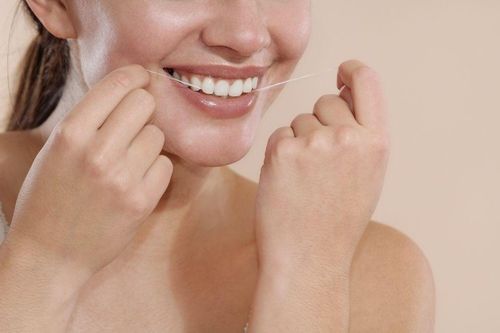 Dùng tăm tre hay chỉ nha khoa tốt hơn?