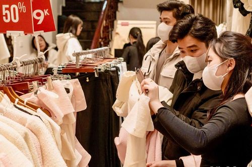 Nhiều cửa hàng 'sale khủng' kích cầu mua sắm dịp Tết Ất Tỵ 2025