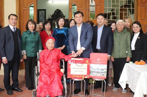 Quận Hoàng Mai quan tâm các gia đình chính sách, hộ nghèo, người cao tuổi