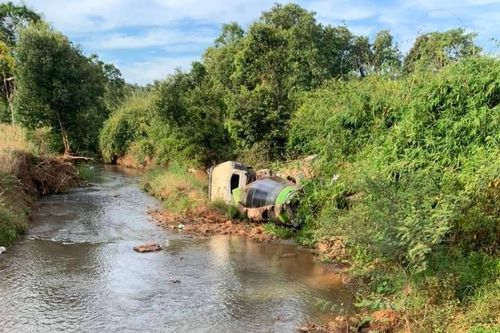 Gia Lai: xe trộn bê tông bị lật, một người tử vong