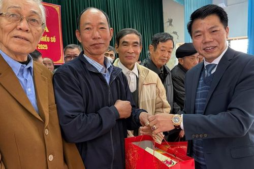 Tặng quà Tết người có uy tín trong đồng bào dân tộc thiểu số Ba Vì