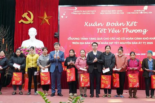 Đoàn đại biểu Quốc hội TP Hà Nội phối hợp tặng 250 suất quà Tết tại huyện Thường Tín