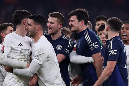 Maguire mắng Kai Havertz bằng 3 từ trong màn ẩu đả dẫn đến quả phạt đền gây tranh cãi