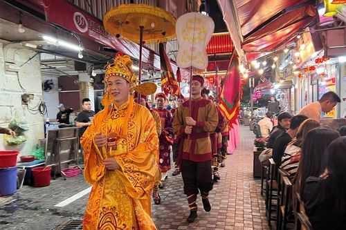 Chào tuần mới: Từ 'chúa Chổm' tới tượng phở gánh