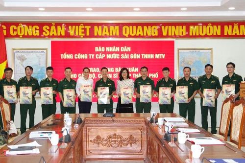 Trao báo Nhân Dân Xuân Ất Tỵ tặng cán bộ, chiến sĩ Bộ đội Biên phòng Thành phố Hồ Chí Minh