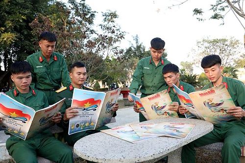 Trao tặng chiến sĩ Trung đoàn 148 hơn 800 tờ Báo Nhân Dân Xuân Ất Tỵ 2025