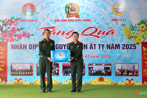 Ban Công đoàn Quốc phòng chúc Tết đoàn viên, người lao động Công ty 74 (Binh đoàn 15)
