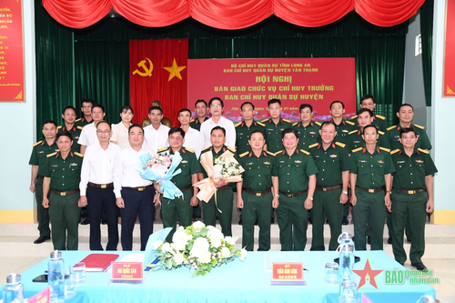 Long An: Bàn giao chức vụ Chỉ huy trưởng Ban CHQS huyện Tân Thạnh