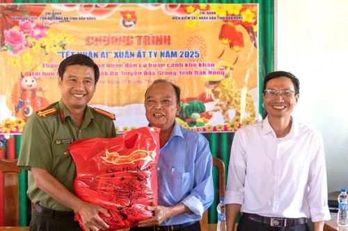 Chi đoàn Phòng Tổ chức cán bộ phối hợp tổ chức chương trình 'Xuân ấm áp, Tết sẻ chia' tại bon Kon Hao, xã Đắk Ha