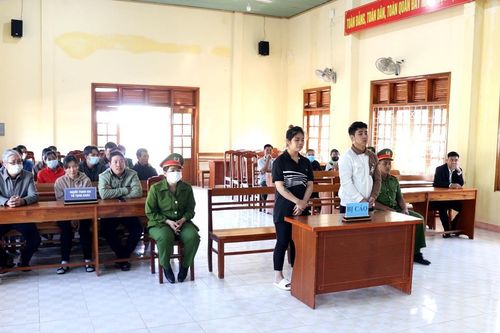 Đôi 'bạn nghiện' cùng xộ khám
