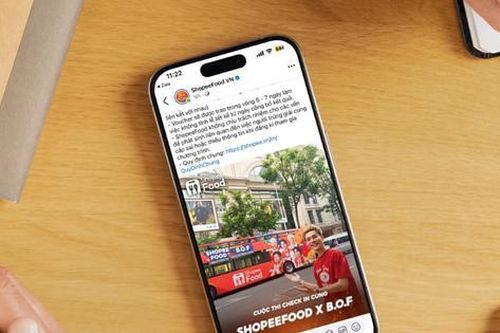 Giới trẻ rủ nhau check-in với biển quảng cáo để săn voucher, bạn đã biết chưa?