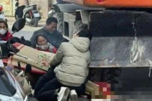 Máy xúc va chạm xe máy, 2 học sinh tử vong thương tâm ở Hà Nội