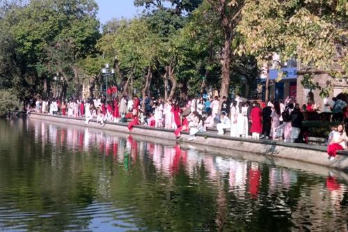 Nhiều 'nàng thơ' chen chúc chụp ảnh áo dài tại Hồ Gươm