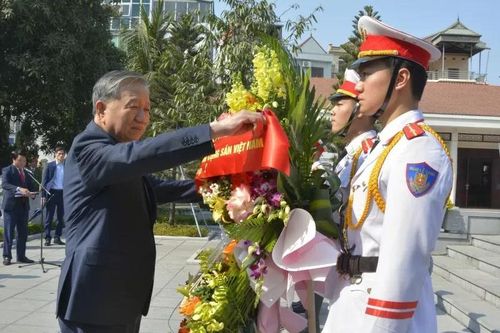 Tổng Bí thư Tô Lâm dâng hương và thăm Khu lưu niệm cố Tổng Bí thư Nguyễn Văn Cừ tại Bắc Ninh