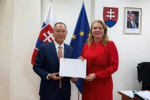 Đại sứ Phạm Trường Giang trình bản sao Thư ủy nhiệm lên Cục trưởng Cục Lễ tân Bộ Ngoại giao Slovakia