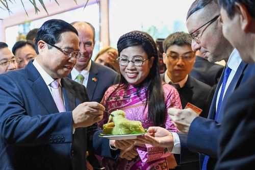Thủ tướng Phạm Minh Chính và Phu nhân mời bạn bè quốc tế thưởng thức bánh chưng nhân dịp Tết cổ truyền