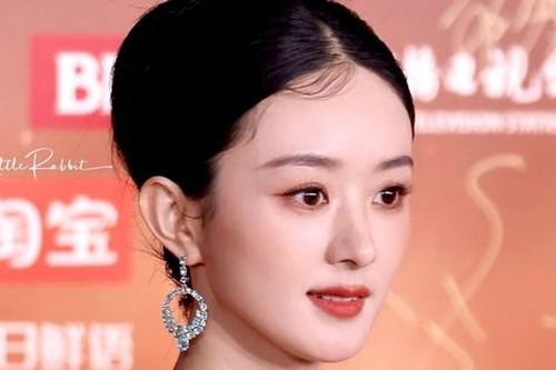 Triệu Lệ Dĩnh vui vẻ chào tình địch