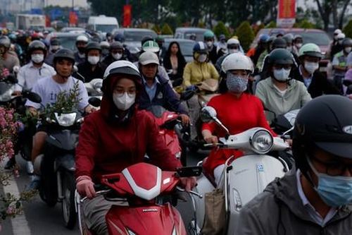 Kẹt xe khắp các ngả đường, người dân TPHCM chật vật di chuyển