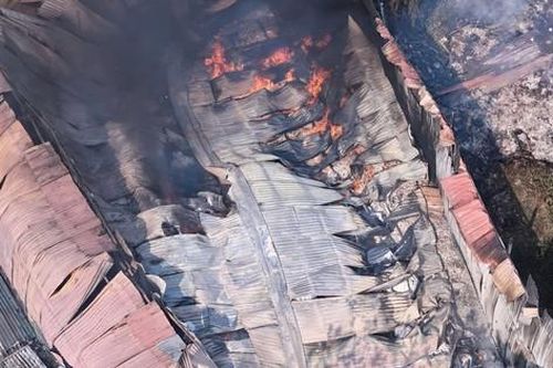 Khu xưởng tại Hà Nội cháy dữ dội, khói đen cuồn cuộn cao hàng chục mét