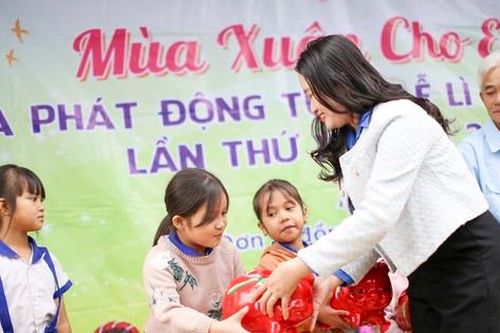 Lì xì heo đất cho thiếu nhi dân tộc có hoàn cảnh khó khăn