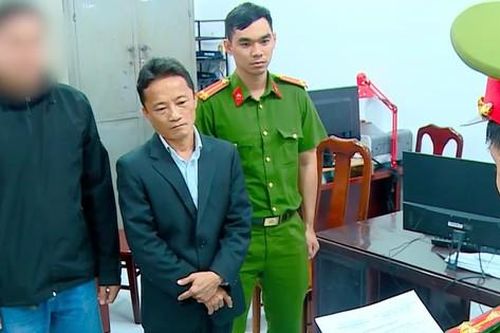 Khởi tố, tạm giam người đi xe Mercedes rút kiếm dọa chém nhân viên môi trường