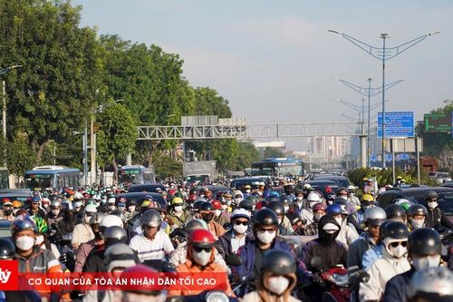 TP.HCM kẹt xe khủng khiếp, biển người chật vật nhích từng chút trên đường