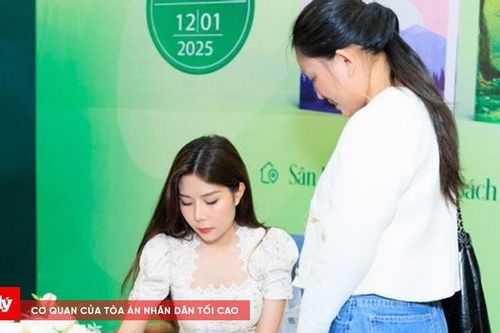 Nhà văn Tuệ Nghi được độc giả vây kín khi trở lại sau 5 năm vắng bóng