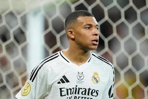 Real Madrid thua mất mặt Barca ở Siêu cúp, Ancelotti gọi tên Mbappe