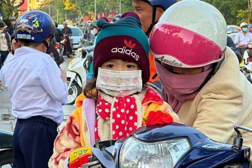 Người dân Đồng Nai co ro trong buổi sáng 19 độ C