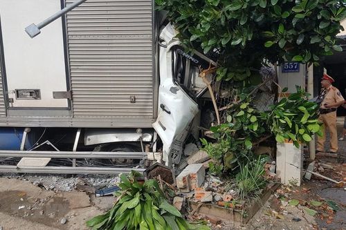 Gia đình 6 người tử nạn sau vụ xe tải lao vào nhà dân